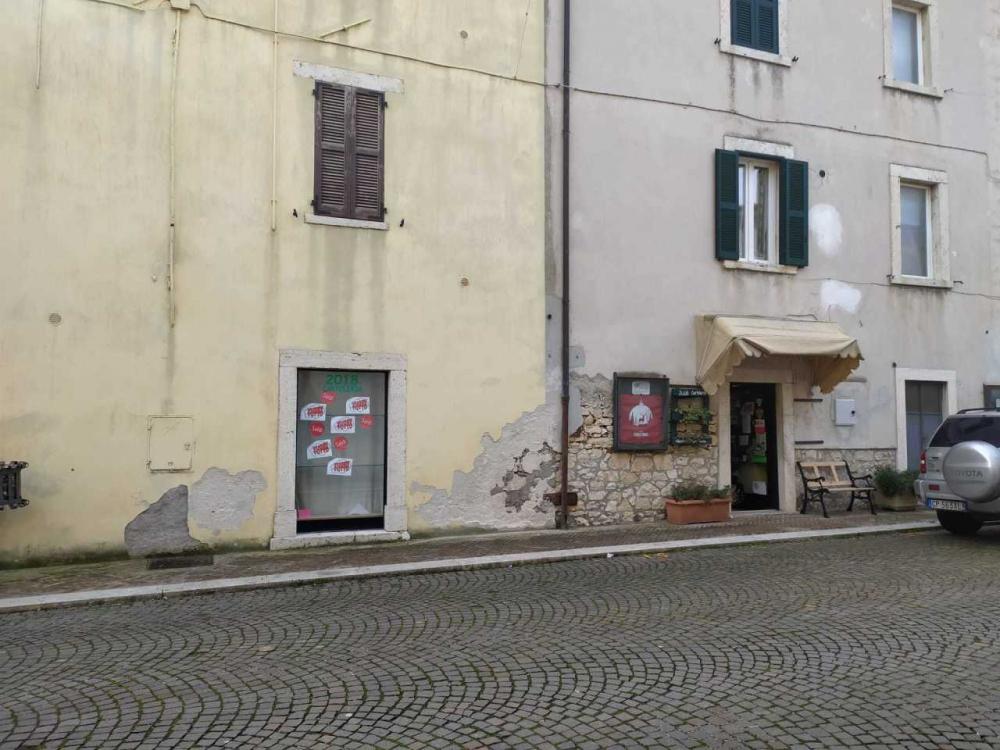 negozio in vendita a Guardea