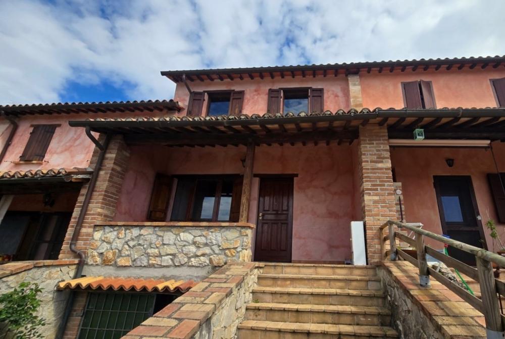 casa indipendente in vendita a Guardea