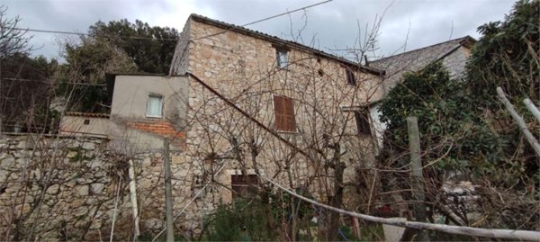 esavano in vendita a Guardea in zona Cocciano