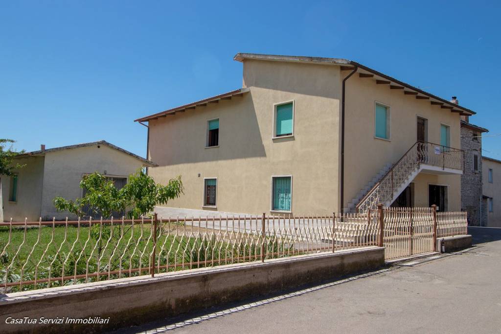 casa indipendente in vendita a Guardea