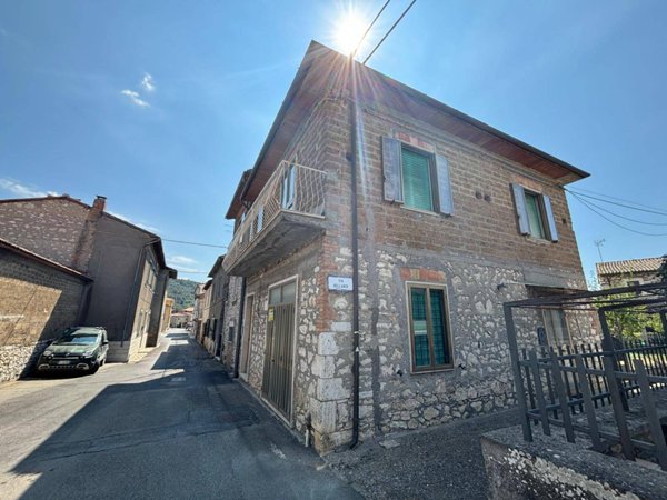 casa indipendente in vendita a Guardea