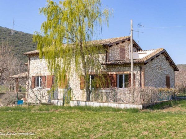casa indipendente in vendita a Guardea