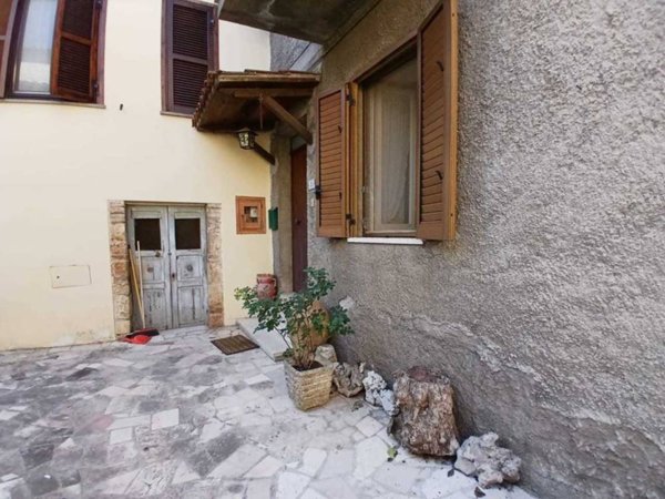 casa indipendente in vendita a Guardea in zona Frattuccia