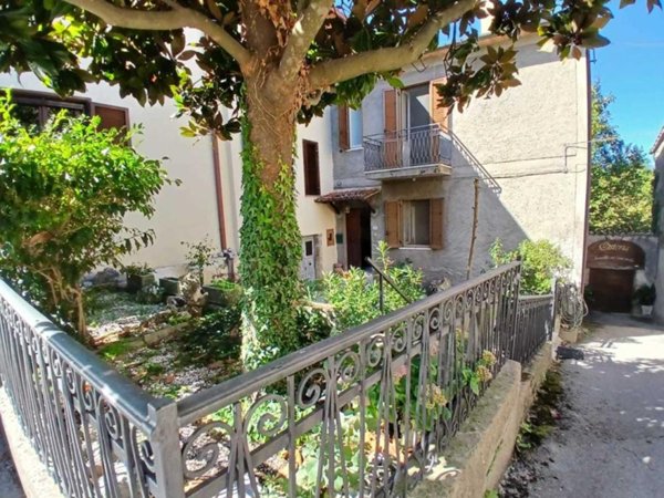 casa indipendente in vendita a Guardea in zona Frattuccia