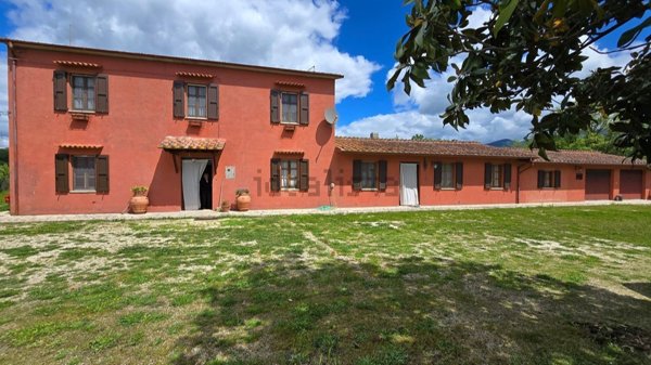 casale in vendita a Guardea