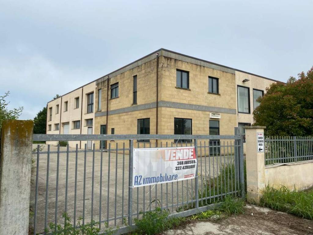 locale commerciale in vendita a Guardea in zona Madonna del Porto