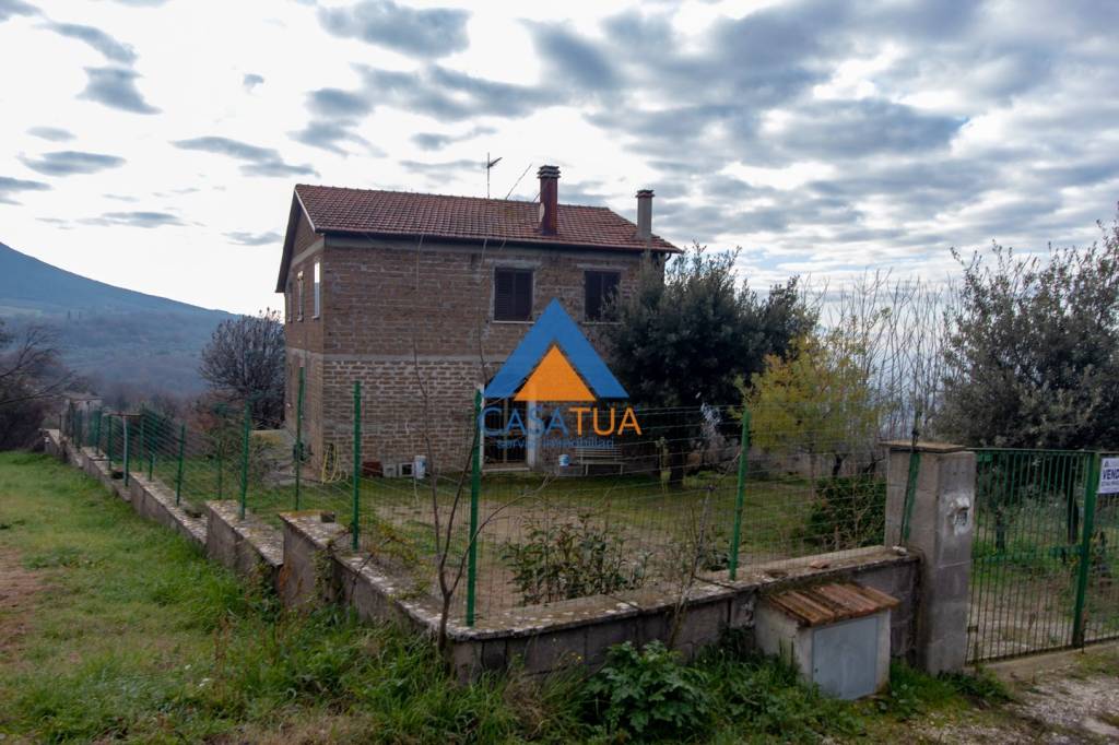 casa indipendente in vendita a Guardea