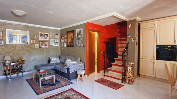 casa indipendente in vendita a Guardea in zona Poggio