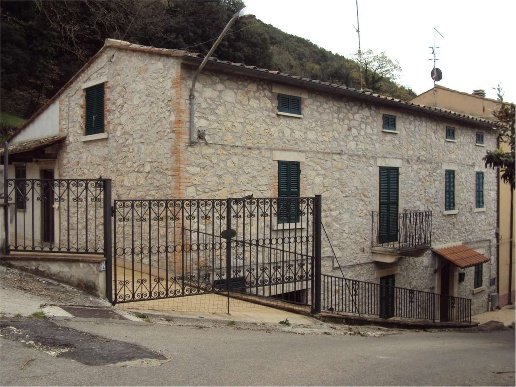 casa indipendente in vendita a Guardea in zona Poggio