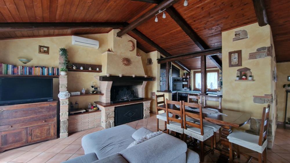 casa indipendente in vendita a Guardea in zona Poggio