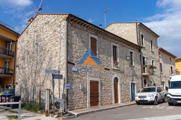 casa indipendente in vendita a Guardea