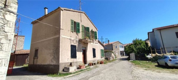 casa indipendente in vendita a Guardea