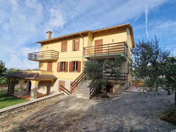 casa indipendente in vendita a Guardea