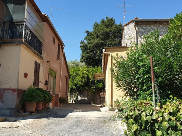 casa indipendente in vendita a Lugnano in Teverina