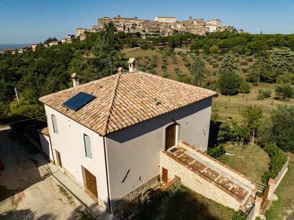 casa indipendente in vendita a Lugnano in Teverina