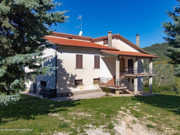 casa indipendente in vendita a Lugnano in Teverina