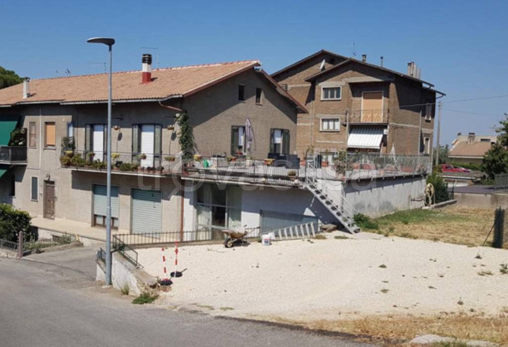 locale commerciale in vendita a Lugnano in Teverina