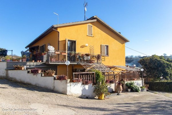 casa indipendente in vendita a Lugnano in Teverina