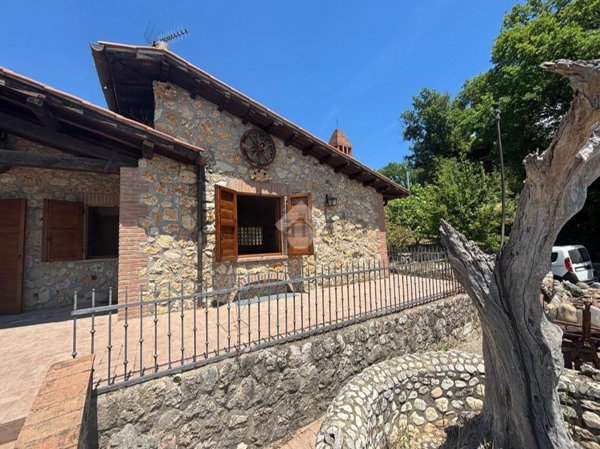 casa indipendente in vendita a Lugnano in Teverina