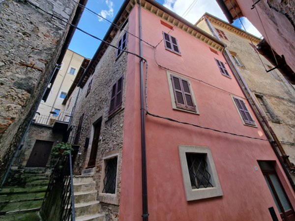 casa indipendente in vendita a Lugnano in Teverina