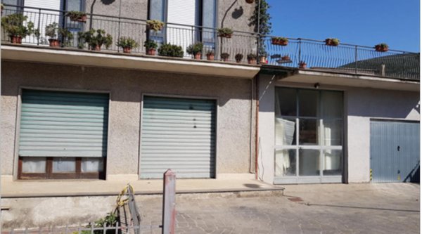 locale di sgombero in vendita a Lugnano in Teverina