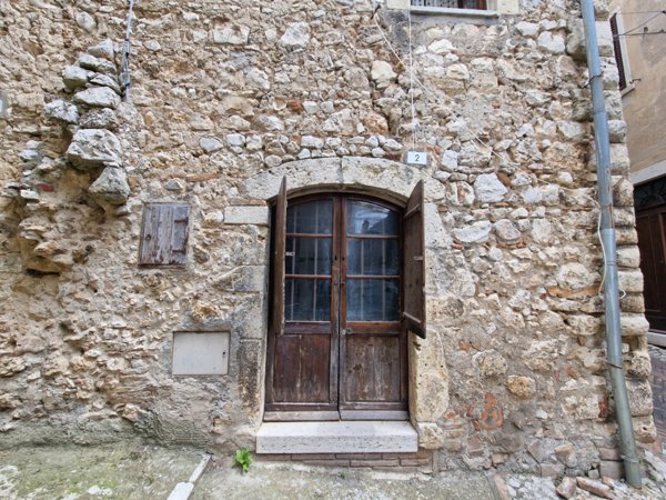 locale di sgombero in vendita a Lugnano in Teverina