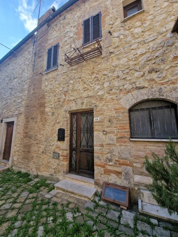 esavano in vendita a Lugnano in Teverina