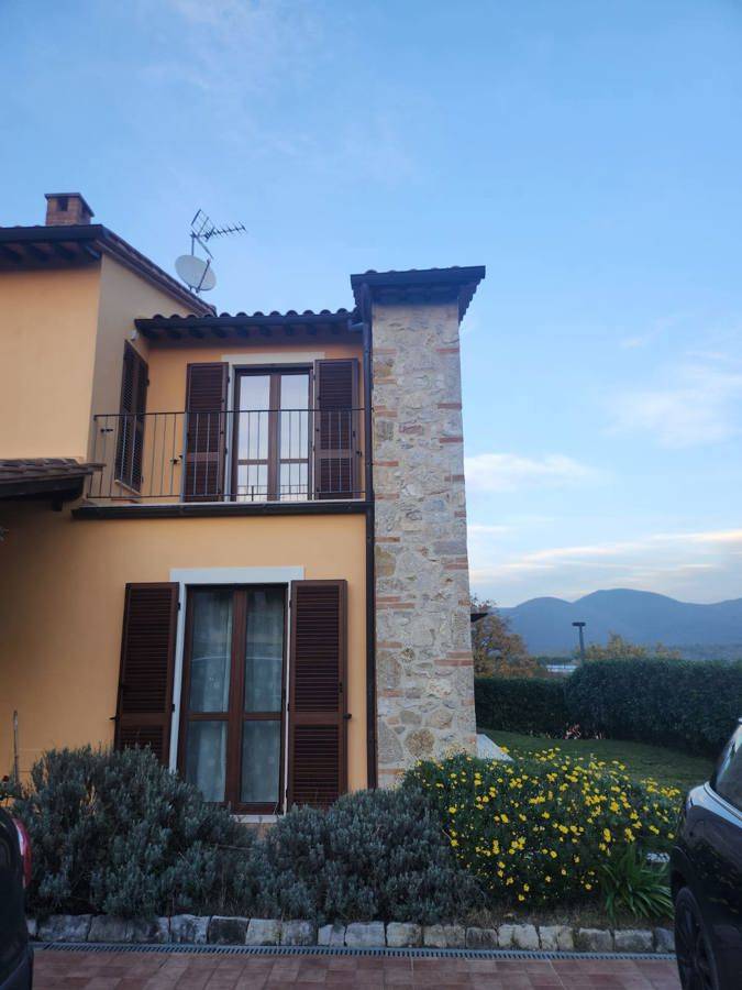 casa indipendente in vendita a Montecastrilli in zona Quadrelli