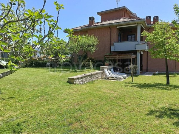 casa indipendente in vendita a Montecastrilli in zona Quadrelli