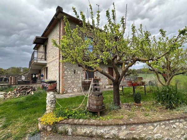 casa indipendente in vendita a Montecastrilli in zona Castel dell'Aquila