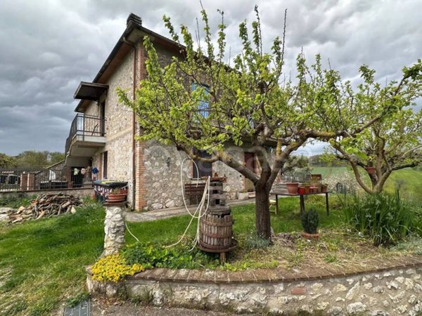 casa indipendente in vendita a Montecastrilli in zona Castel dell'Aquila