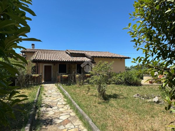 casa indipendente in vendita a Montecastrilli in zona Quadrelli