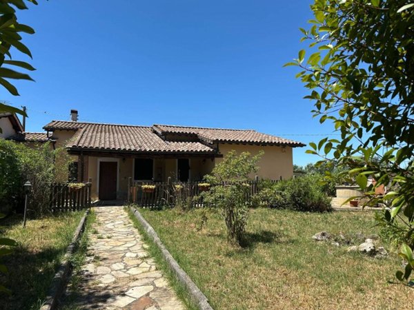 casa indipendente in vendita a Montecastrilli in zona Quadrelli