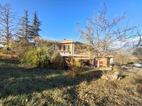casa indipendente in vendita a Montecastrilli in zona Quadrelli