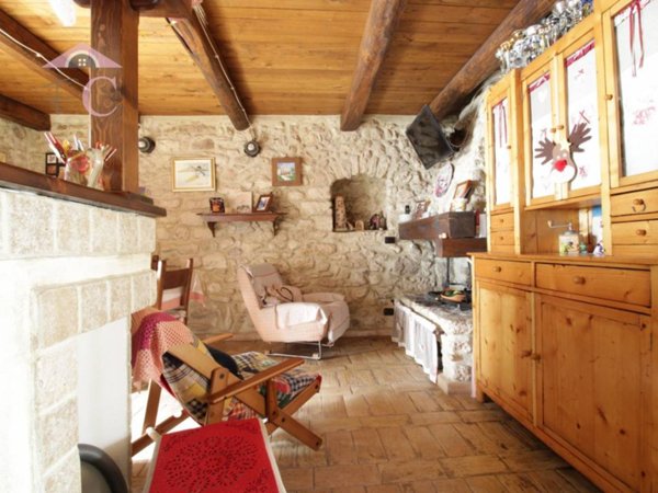 casa indipendente in vendita a Montecastrilli in zona Quadrelli