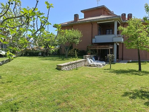 casa indipendente in vendita a Montecastrilli in zona Quadrelli