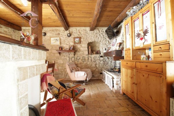 casa indipendente in vendita a Montecastrilli in zona Quadrelli