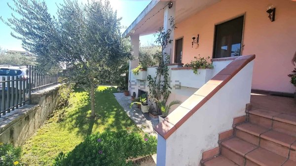 casa indipendente in vendita a Montecastrilli in zona Quadrelli