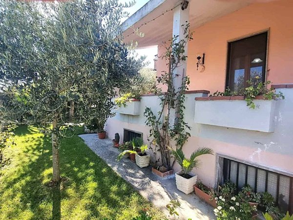 casa indipendente in vendita a Montecastrilli in zona Quadrelli