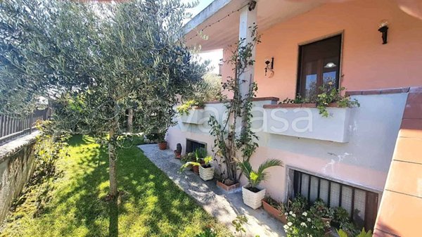 casa indipendente in vendita a Montecastrilli in zona Quadrelli