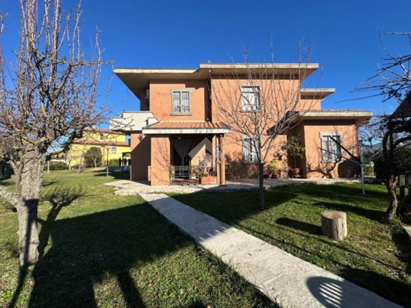 casa indipendente in vendita a Montecastrilli in zona Quadrelli