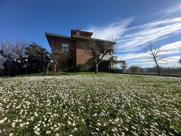 casa indipendente in vendita a Montecastrilli in zona Quadrelli
