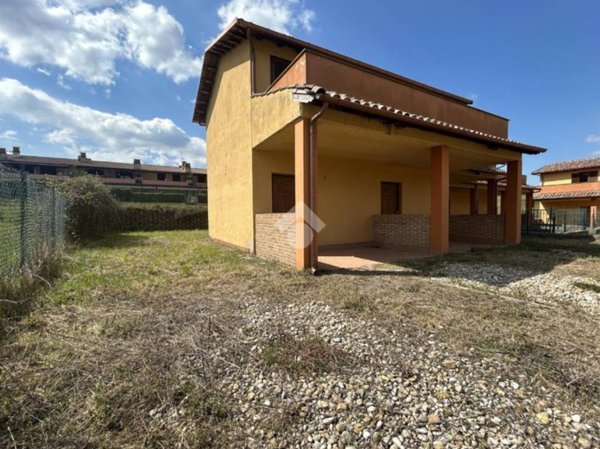 casa indipendente in vendita a Montecastrilli in zona Quadrelli