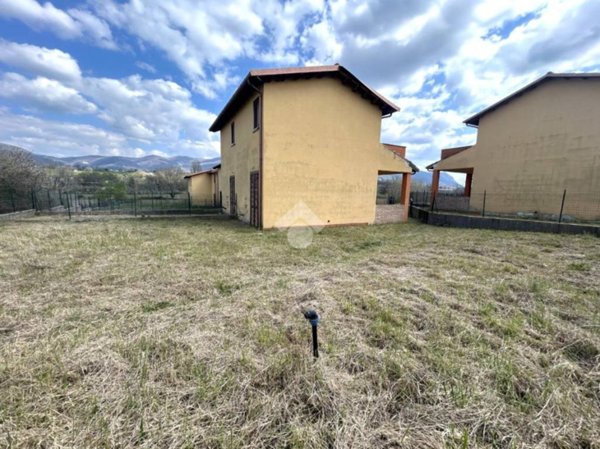 casa indipendente in vendita a Montecastrilli in zona Quadrelli