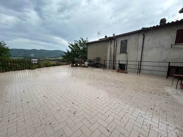 appartamento in vendita a Montecastrilli in zona Quadrelli