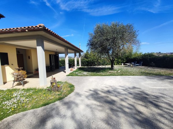 casa indipendente in vendita a Montecastrilli in zona Colle Secco