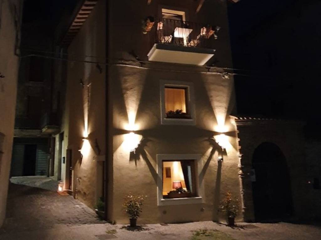 casa indipendente in vendita a Montecastrilli in zona Quadrelli