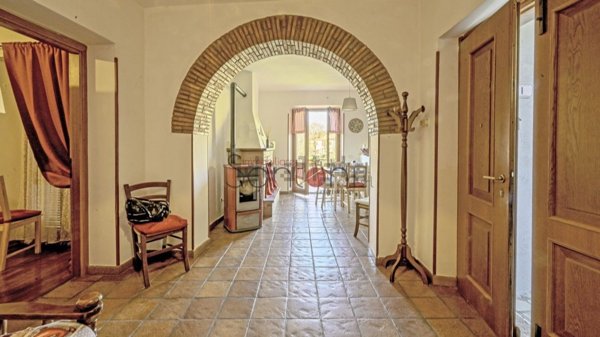 esavano in vendita a Montecchio