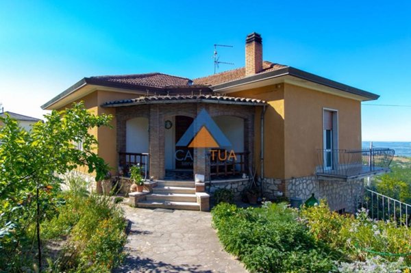 casa indipendente in vendita a Montecchio