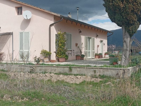 casa indipendente in vendita a Narni